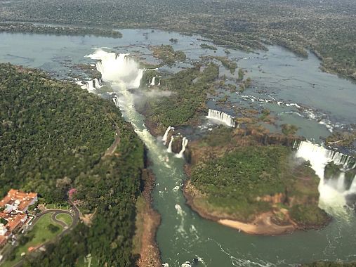 Le cascate di Iguaz&ugrave; - foto Blue Lama