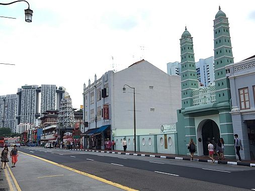 Una moschea, un tempio ind&ugrave; e un tempio buddista in South Bridge Road - foto Blue Lama