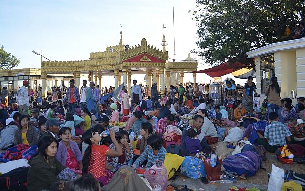 Pellegrini a Kyaiktijo in Birmania - Foto Blue Lama