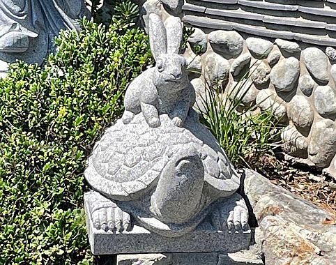 La statua della lepre sul dorso della tartaruga - foto Blue Lama
