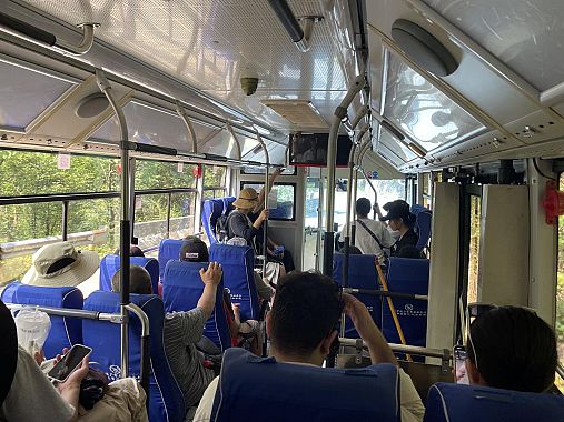 Un bus elettrico del parco di Zhangjiajie Wulinyuan - foto Blue Lama