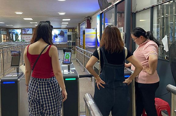 Accesso al parco con riconoscimento facciale - foto Blue Lama