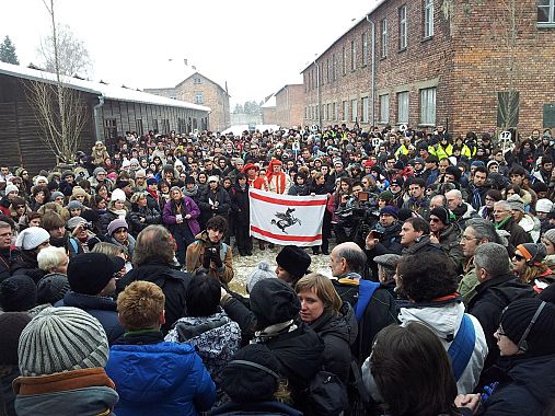 Gli studenti del Treno della Memoria con il labaro della Regione Toscana