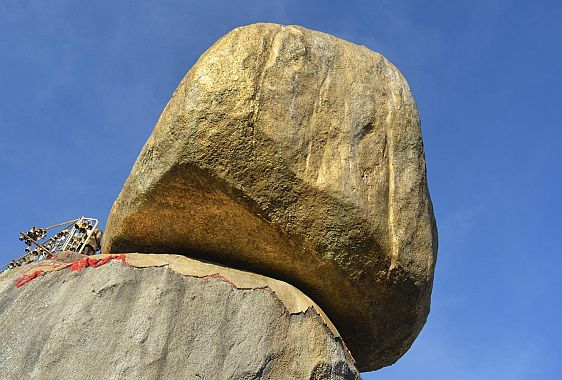 La Pagoda di Kyaiktijo in Birmania - Foto Blue Lama